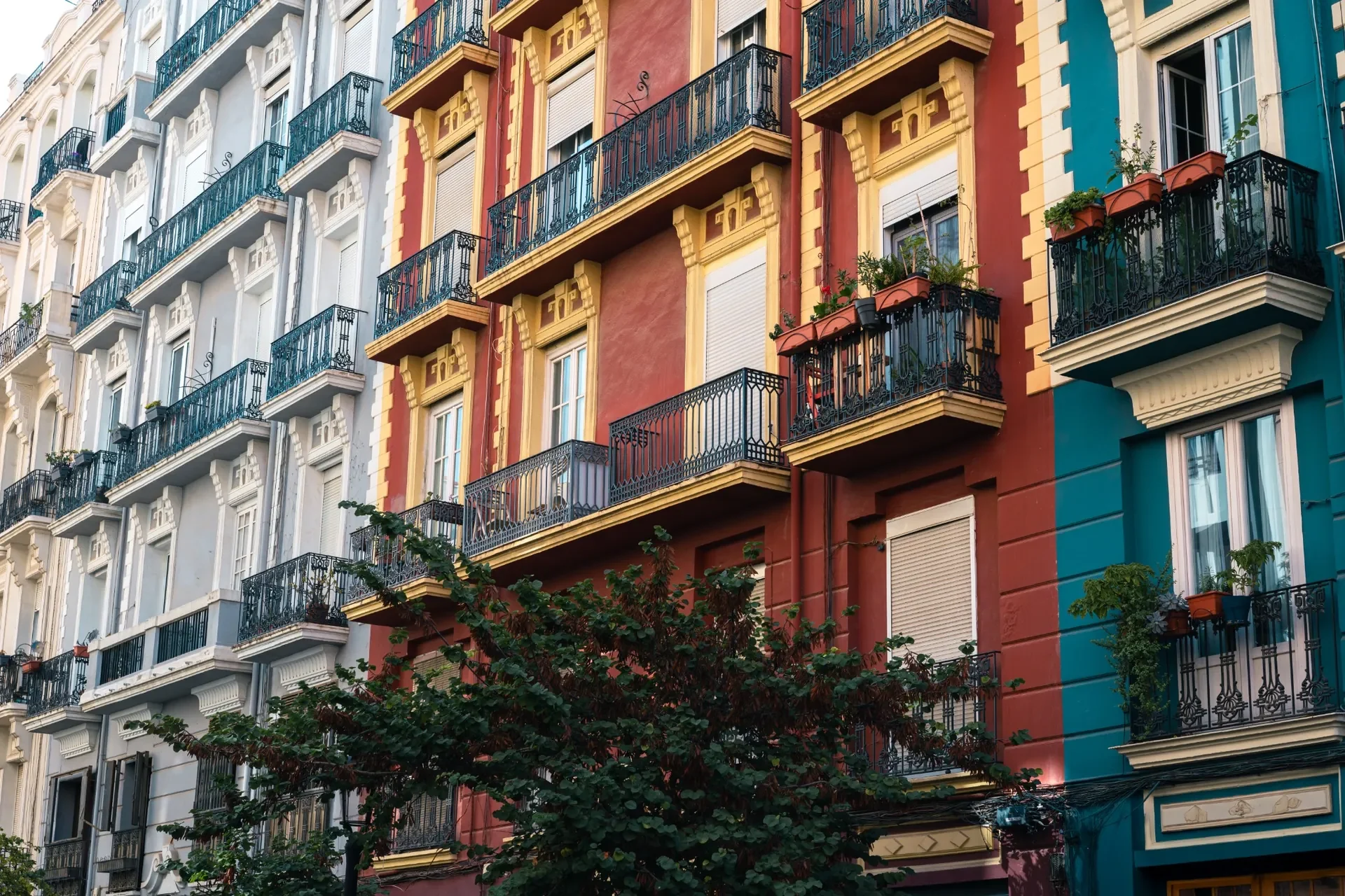 BBVA y los administradores de fincas firman un acuerdo de colaboración para financiar la mejora de los edificios de comunidades de propietarios